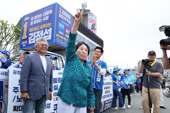 '고관절 수술' 87세 전원주, 정청래 손잡고 엄지척…유세장 깜짝 등장