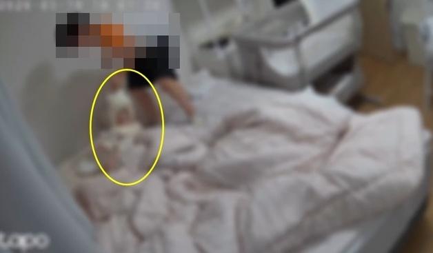 집에 온 아들 친구, 생후 70일 신생아 들었다 놨다 '퍽퍽'…9살 아이가 왜?