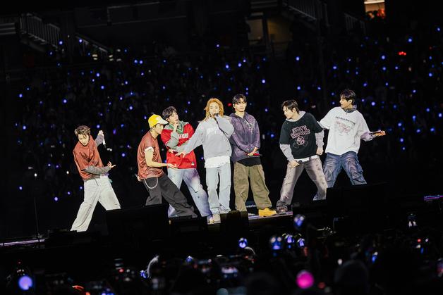 BTS, 美 스탠퍼드 스타디움 태극기로 물들였다…15만 2천 관객 열광