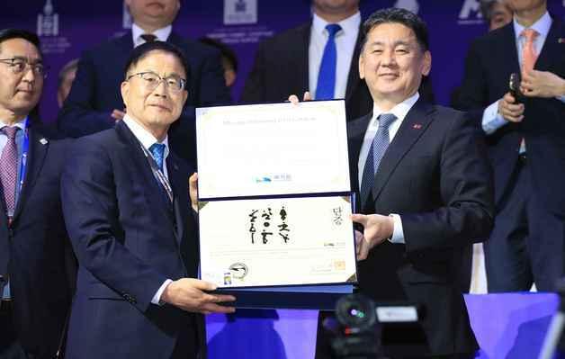 국기원, 오흐나 후렐수흐 몽골 대통령에게 명예 9단증 수여