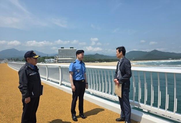 속초해경, 7월 개장하는 '송지호 바다 하늘길' 안전 점검