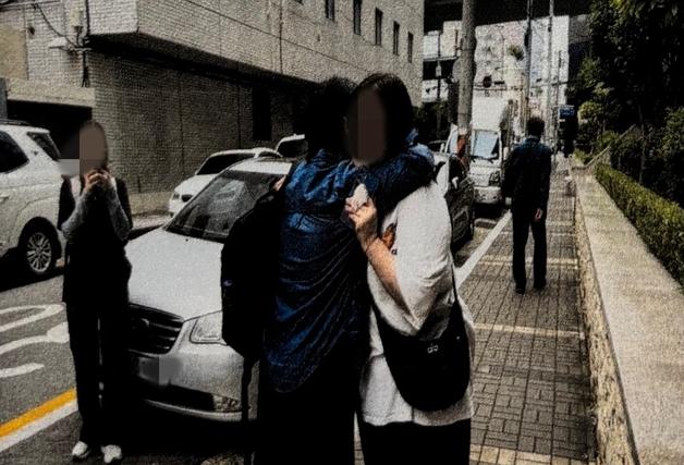 경찰 도움에 미국 입양인, 50년 만에 이복동생 만났다