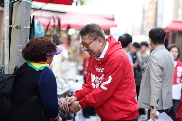 박형준 후보, 시민 속으로 나홀로 도보유세 나서