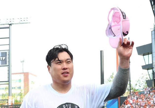 '한미 통산 200승' 류현진 "송진우 선배님 210승에 도전할 것"