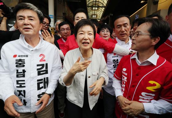 '격전지' 부산 찾는 전·현직 대통령…보수-진보 진영 총력전 양상