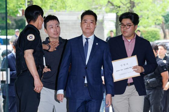 '김수현 명예훼손' 가세연 김세의, 구속적부심 출석…말 없이 미소