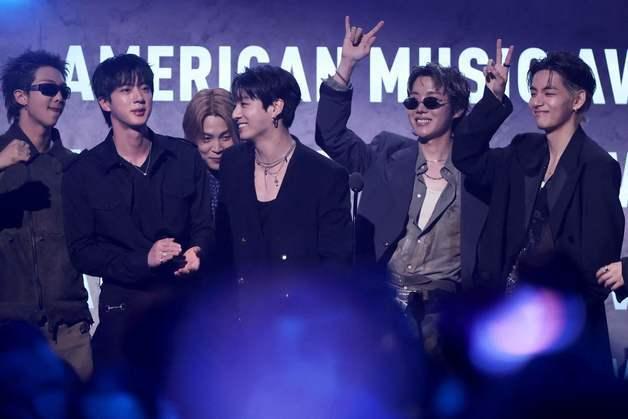 [뉴스1 PICK] 돌아온 BTS, AMA 대상 등 3관왕 '왕의 귀환'