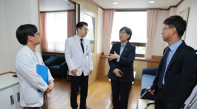 연명의료 중단 결정 앞당긴다…"존엄, 인권 보호 등 검토"