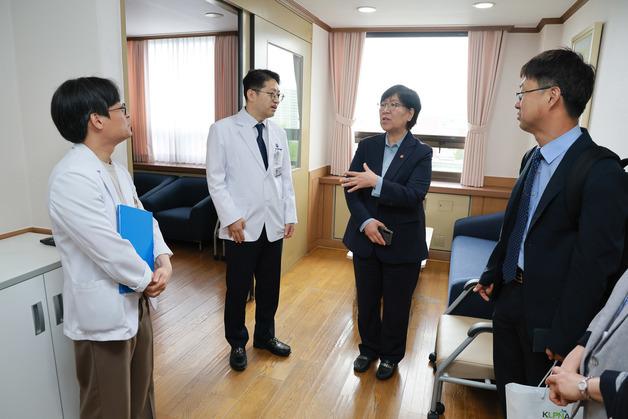 연명의료 중단 결정 앞당긴다…"존엄, 인권 보호 등 검토"