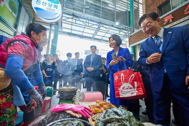 '격전지' 부산 찾은 전·현직 대통령…보수-진보 진영 총력전 양상(종합)