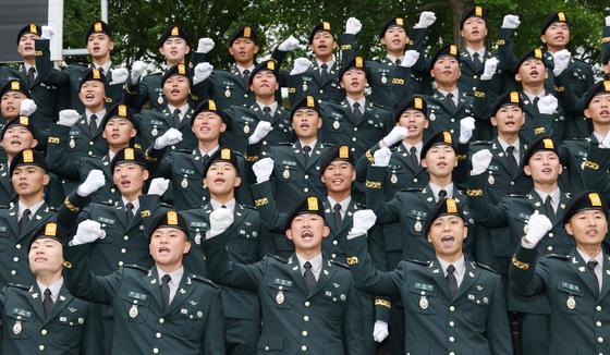 "극한 훈련 이겨냈다" 특전부사관 209명 임관…지역민도 축하