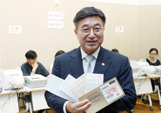 "오늘부터 6·3 지방선거 사전투표"…윤호중 장관, 한 표 행사