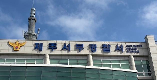 "멈춰라" 경찰 외침에…도주 시동 건 강도 포위한 '시민들 차벽'