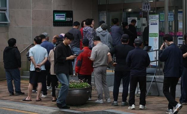 "민주당 텃밭? 정책과 인물이 중요"…'격전지' 전북 새벽부터 '열기'
