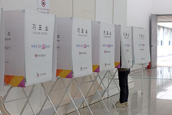 [사전투표] 울산 첫날 오전 8시 0.86%..지난 지선보다 0.02%↑
