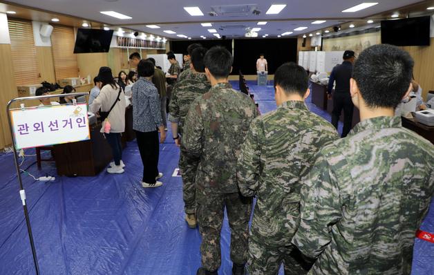 관광객·농사꾼에 해병대 장병들까지 '한 표'…제주 사전투표 열기