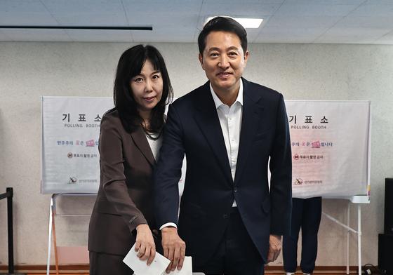 오세훈, 배우자와 한남동서 사전투표…"충분히 뒤집을 수 있어"