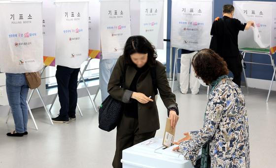 "우리 딸이 잘사는 세상 위해"…출근길·운동·강아지 산책 겸 사전투표(종합)