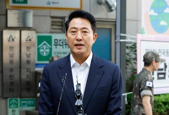 사전투표 첫날 서울시 압수수색…오세훈 "쓰레기통까지 뒤져가라"