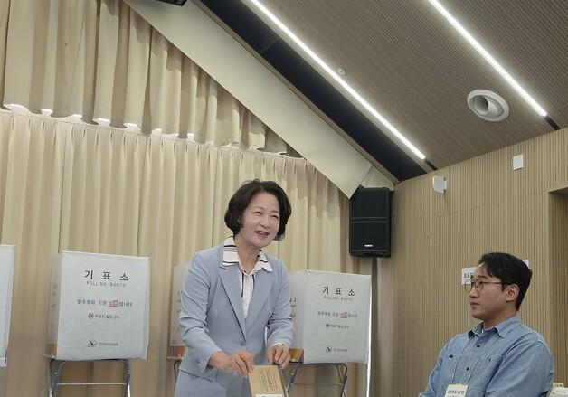 추미애 "국가 정상화 염원하는 한 표를"…사전투표 첫날 수원서 투표