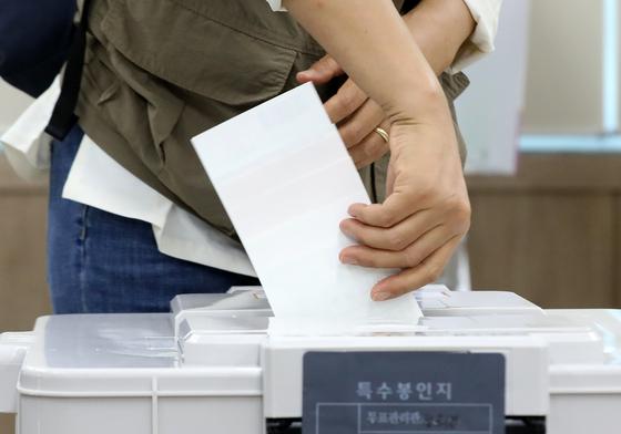 [사전투표] 경남 낮 12시 투표율 5.2%…직전 지선보다 0.42%p↑