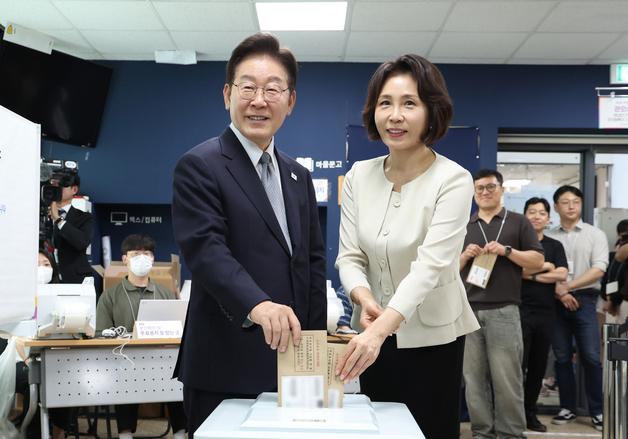 李대통령 부부, 삼청동 주민센터서 사전투표…주소지 계양을 투표권
