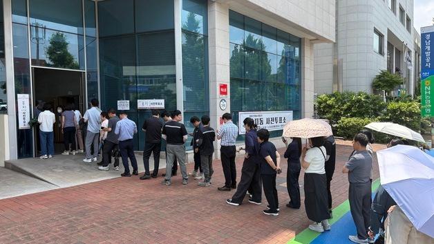 "경제 살릴 후보 돼야"…경남 사전투표소 점심시간에도 북적
