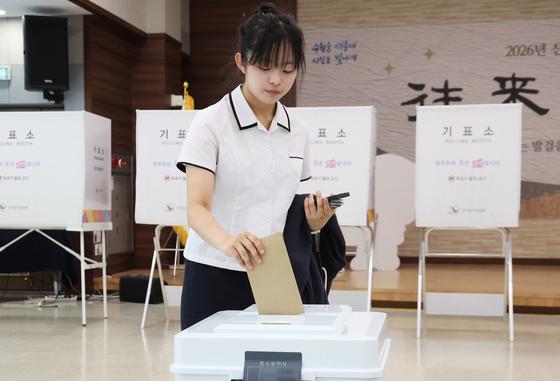 [사전투표] 첫날 투표율 11.6% 지선 역대 최고…전남 22.31% 대구 9.02%