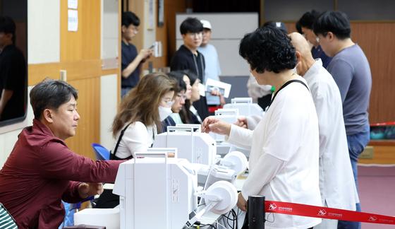 [사전투표] 6·3 재보선 첫날 투표율 12.07%…북갑 13.02 평택 8.43