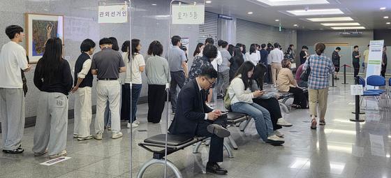 점심시간 쪼개 투표소 메운 직장인·대학생…"뒤처진 전북 살리길"
