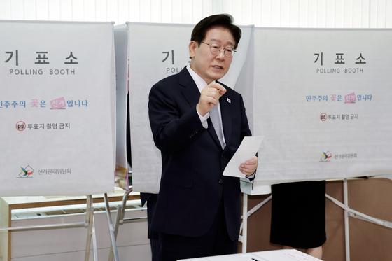 李대통령 투표 도중 기표 관련 문의에…野, 위법·무효표 주장 