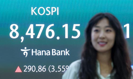 코스피, 기관 매수에 8,470선 마감…사상 최고치 경신