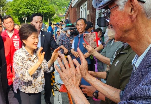 박근혜 전 대통령 "남해대교는 아버지가 만든 인연 있는 장소"