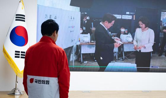 이재명 대통령 부부 사전투표 영상 바라보는 장동혁 대표