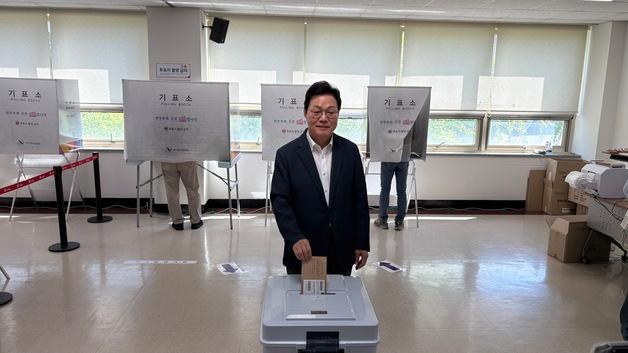 국민의힘 박완수 후보, 사전투표 참여…"성공한 경남도정 선택해달라"
