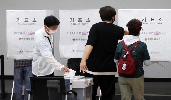 [사전투표] 2일차 오후 1시 누적 17.50%…지난 지선보다 2.06%p↑