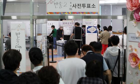 [사전투표] 부산 둘째날 오후 4시 누적 18.98%…직전 사전투표율 상회
