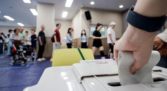 [사전투표] 울산 둘째 날 오후 2시 17.54%…지난 지선보다 2.08%p↑