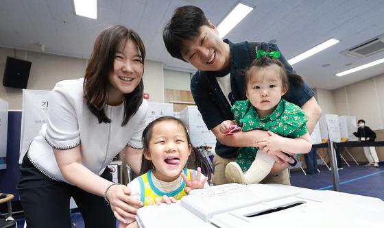 투표하고 활짝 웃어보이는 쌍둥이 가족