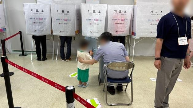 "고향 와서 투표하네요"…경남 사전투표소 '북적'