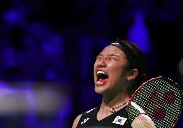 '어지럼증' 이겨낸 안세영, 천위페이에 역전승…싱가포르오픈 결승행