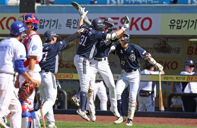 두산, 24년 만에 역대 2번째 '연이틀 역전 만루포' 승리