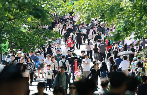 주말 한낮 33도·서울 30도…전국 대부분 30도 안팎 '불볕더위'