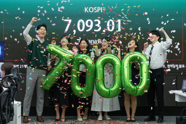 [뉴스1 PICK]코스피 7000 돌파...'꿈의 7천피' 시대 열렸다