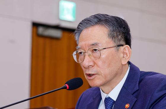 정성호 "5·18 정신 새겨 새로 거듭"…법무·검찰, 광주 민주묘지 참배