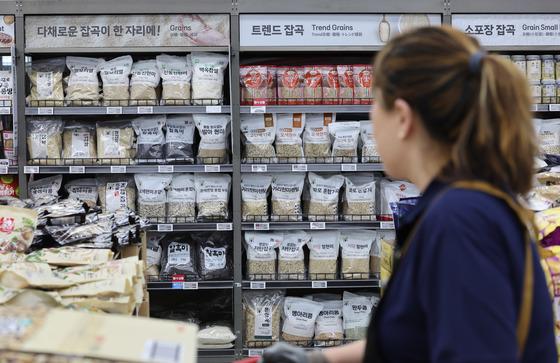 대형마트 쉬는 날 평일로 바꾸자…마트도 전통시장도 매출 늘었다