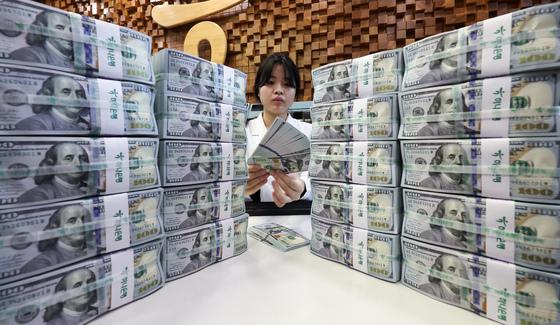 1500원대 고환율에 5월 외환보유액 8.8억달러↓…시장안정화 조치 영향