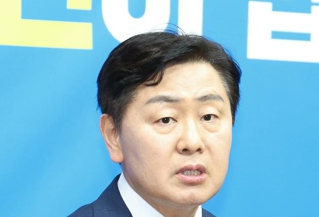 '외로운 사투' 시작 김관영, 무소속 출마 선언…민주당 이원택과 '한판' 예고