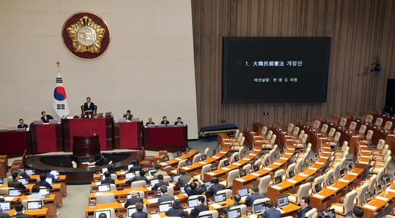 정부 1호 국정과제인데…5·18정신 헌법 전문 수록 또 좌절되나
