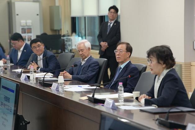 국민통합위, 황석영 작가 등 원로 고문단 위촉…"지속가능한 통합 논의"